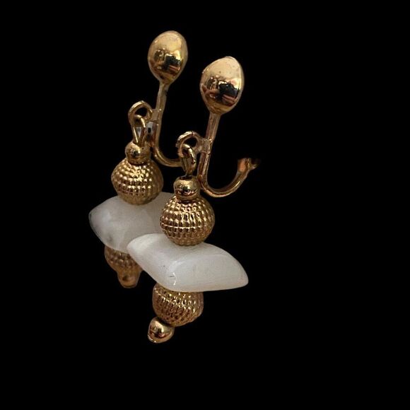 Vintage 1975 Avon Clip Earrings Desert Stones Gold Tone in Box NEW - Picture 1 of 5